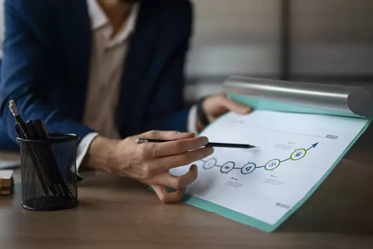 personne-au-bureau-analysant-et-verifiant-les-graphiques-financiers-68a6194978c3f